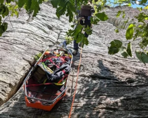 A Race Against Time: How a North Carolina Rescuer’s 31-Minute Sprint Saved a Fallen Climber’s Life.