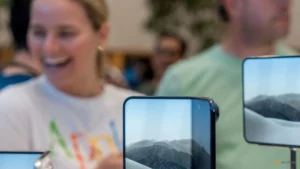 Apple’s iPhone Duo Faces Early Display Woes, Company Offers Replacements.