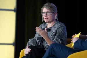 JetBlue Navigates Turbulence: CEO Joanna Geraghty Champions ‘JetForward’ Strategy Amidst Mounting Debt and Soaring Fuel Costs.